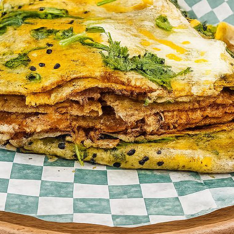 Chinese crepe with egg, cilantro and crispy cracker inside